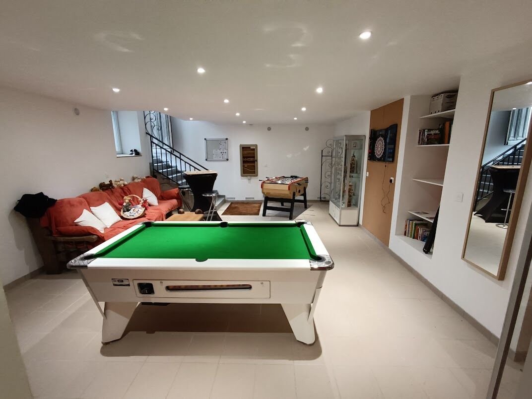 La salle de la ludothèque avec son billard